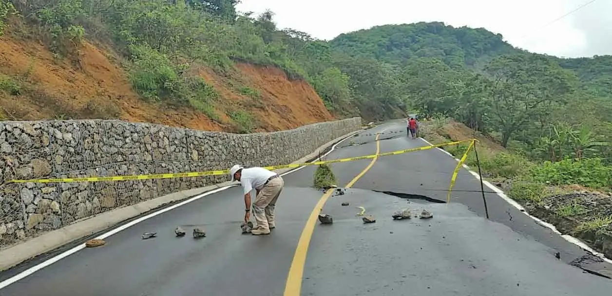 Se hunde carretera en Amatenango de la Frontera