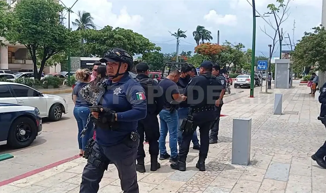 Comerciante es despojado de 300 mp afuera de banco