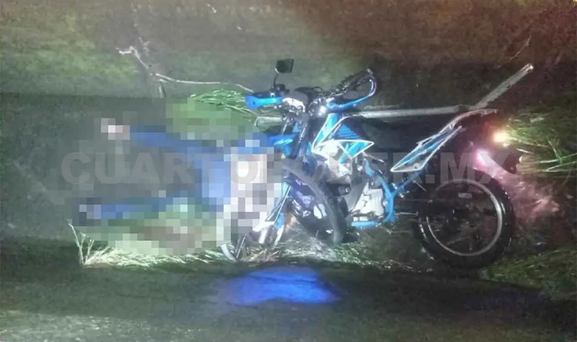 Fallece motociclista al caer en dren pluvial