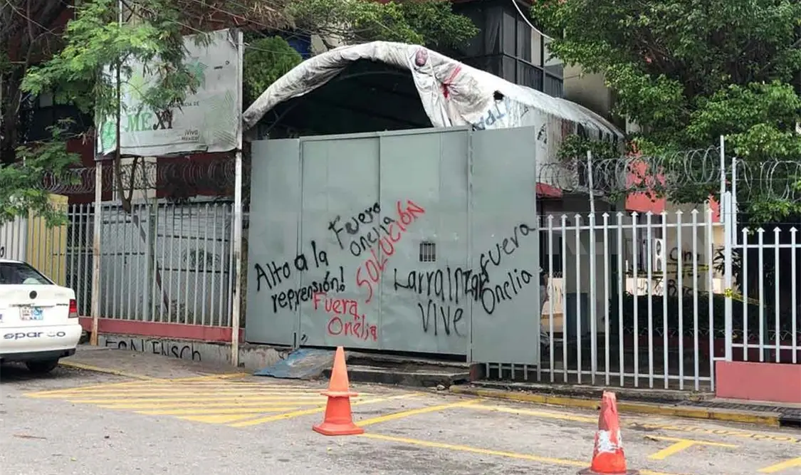 Normalistas vandalizan instalaciones de la SE