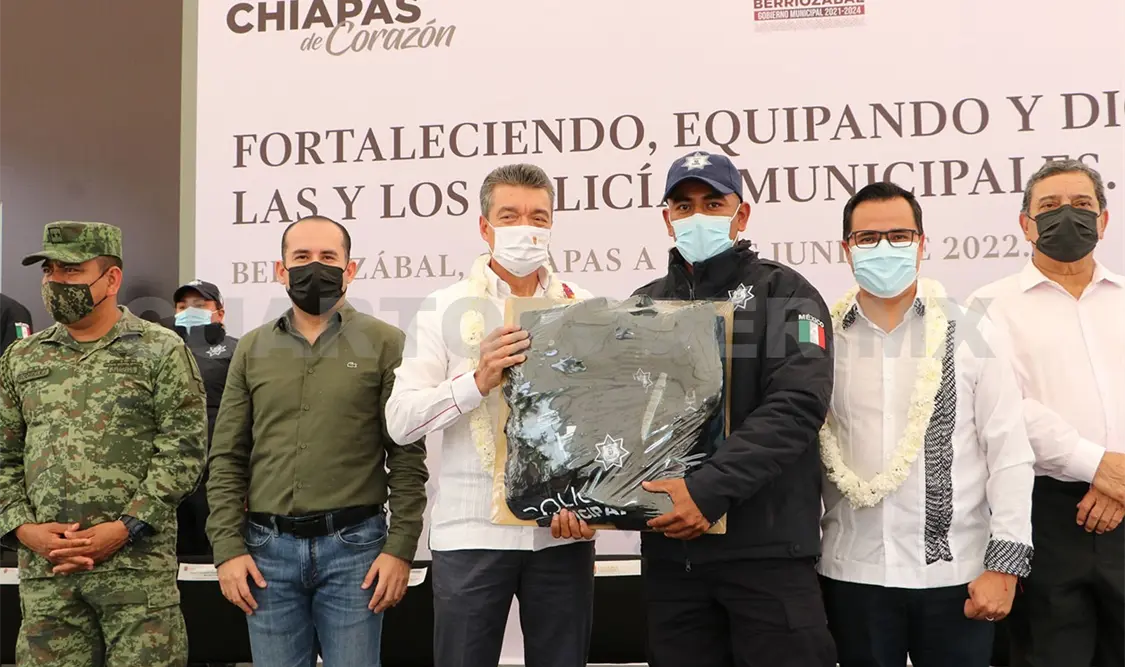 Entrega REC equipamiento a policías de Berriozábal
