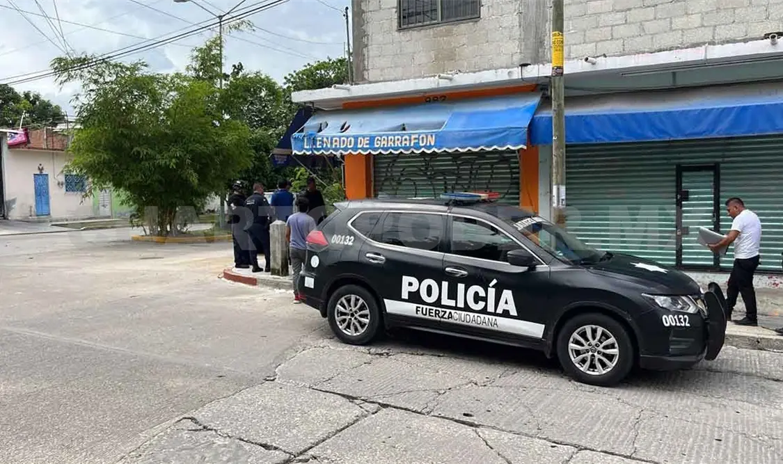 Armados asaltan papelería y logran escapar con el botín