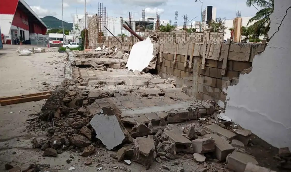 Fue aplastado por una barda y es hospitalizado