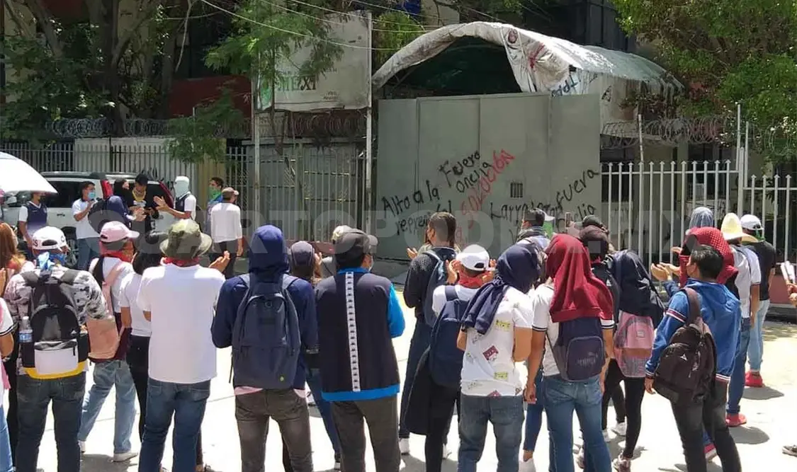 Normalistas se manifiestan con cohetones en secretaría