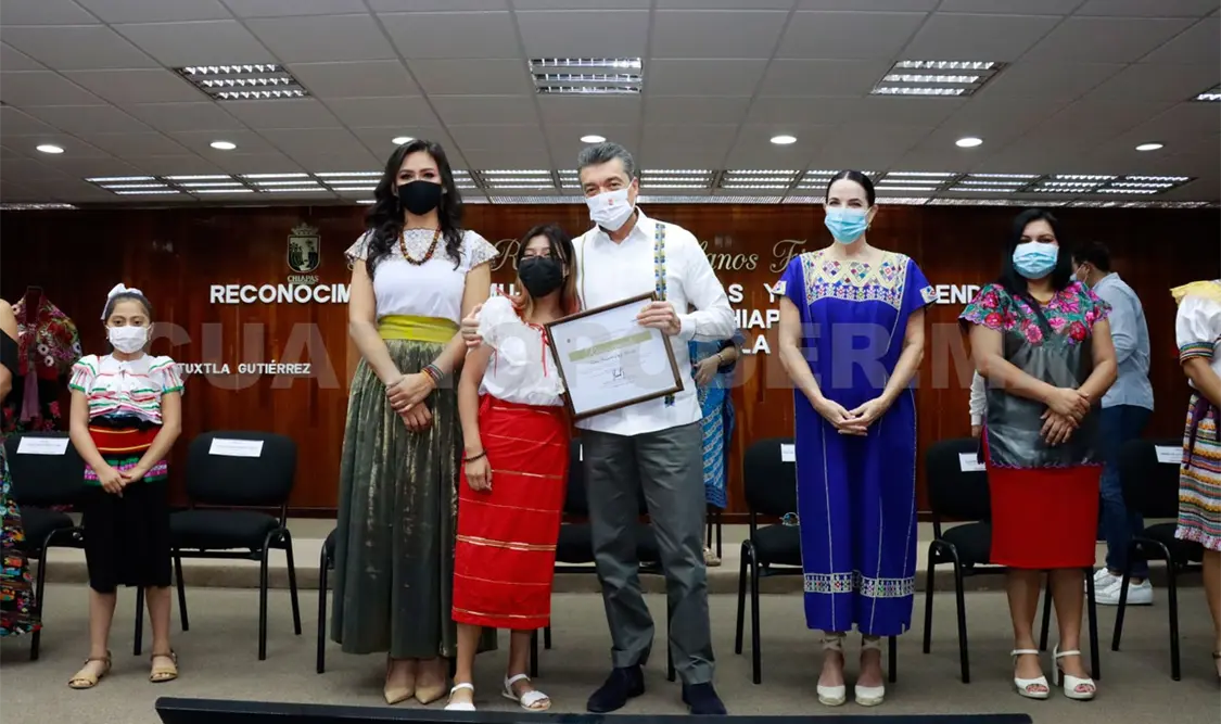 Entrega REC distinción “Del Corazón a la Tierra”