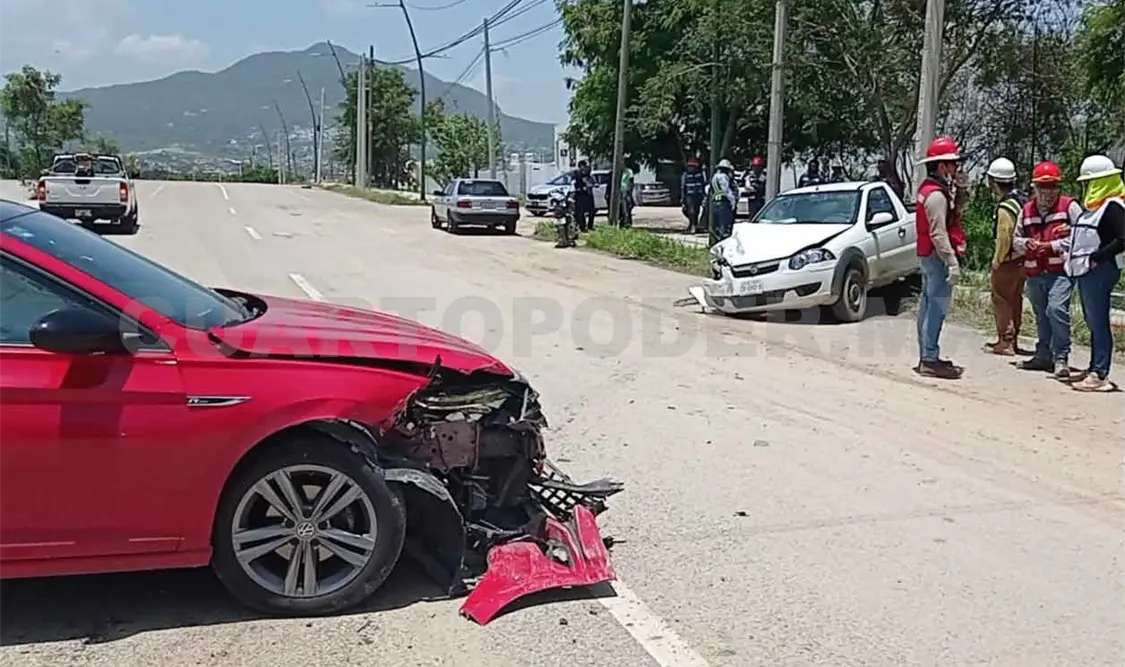 Tres lesionados en fuerte impacto de pick up y Jetta