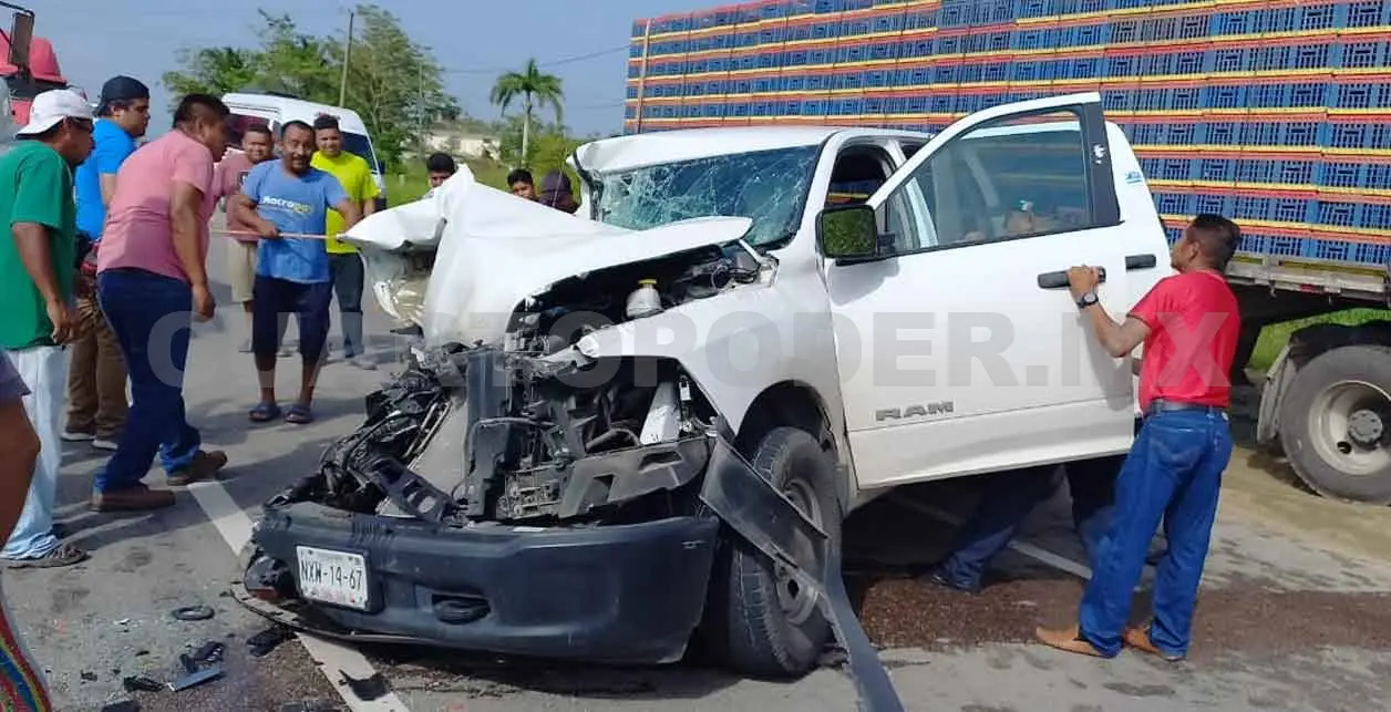 Quedaron prensados al estrellarse contra tráiler