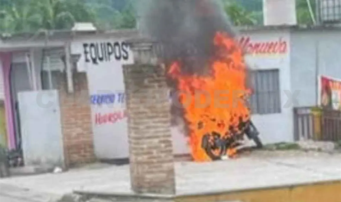 Se incendia moto y en minutos queda calcinada