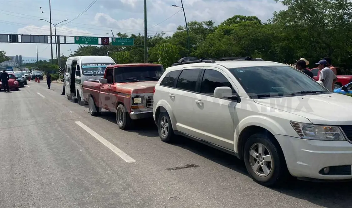 En el accidente se vieron implicados un colectivo, una camioneta militar y una Pick up, a la altura del fraccionamiento La Misión, por la entrada de la zona oriente a la capital del estado. Ulises López / CP