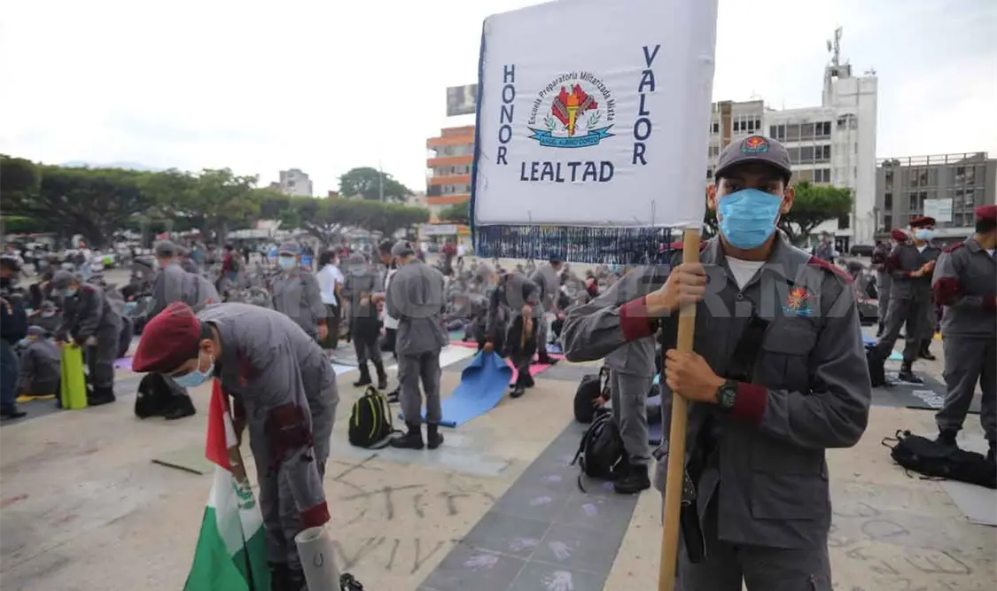 Extienden colecta de firmas en apoyo a prepa militarizada