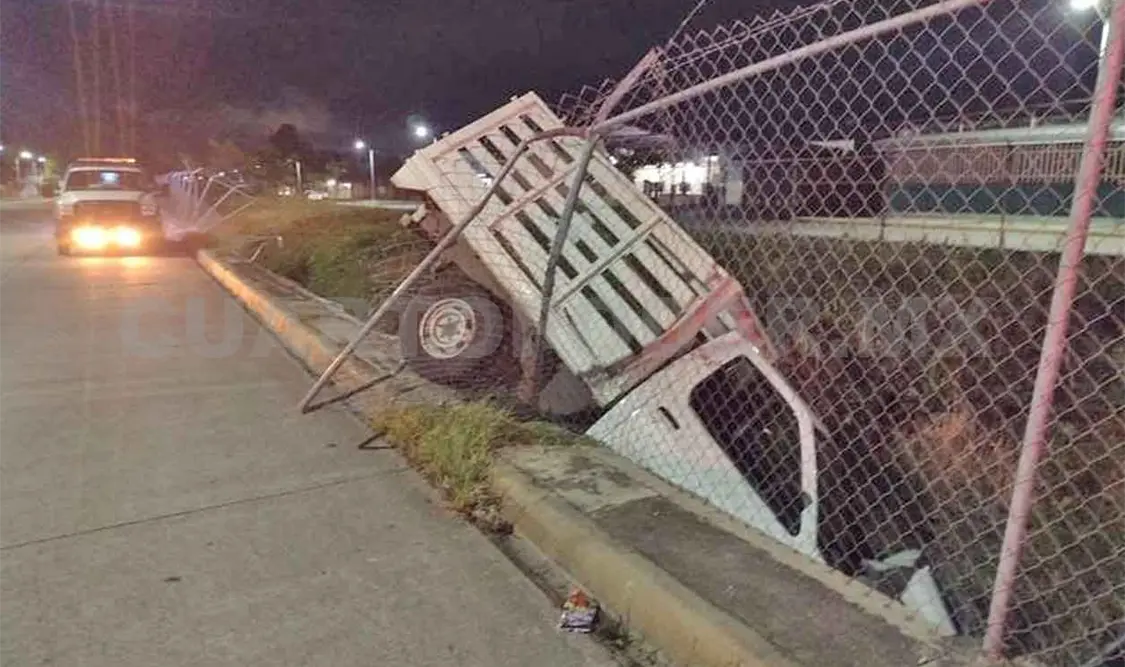 Cae camioneta en dren pluvial