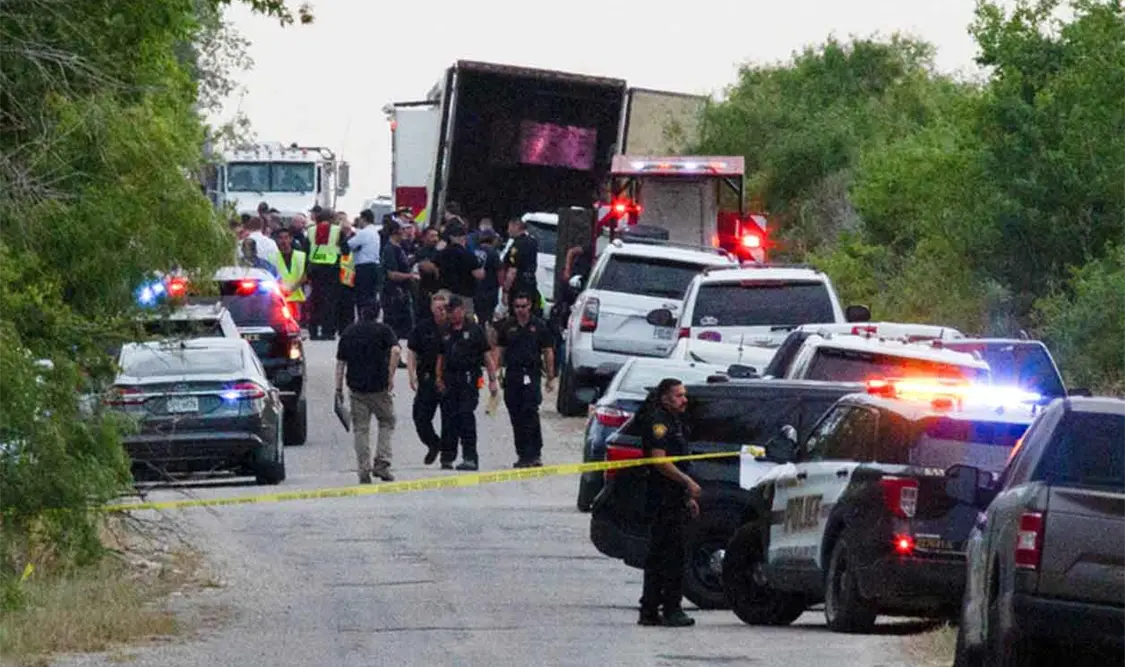 Suman 51 migrantes muertos hallados en tráiler