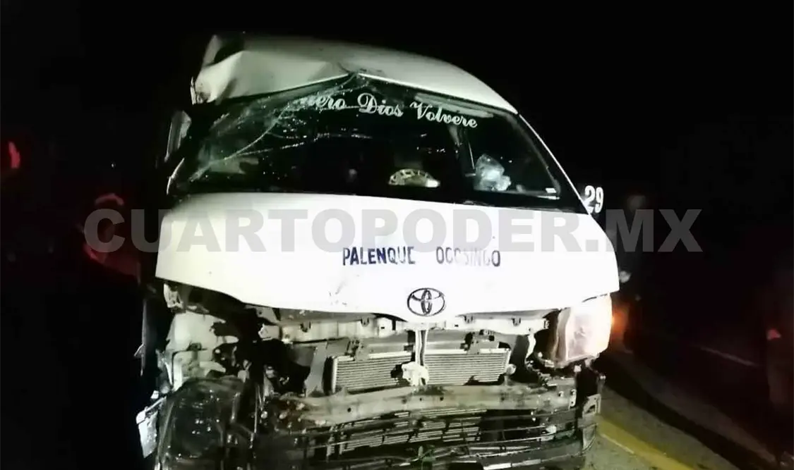 Se estrella Urvan contra árbol caído en la carretera