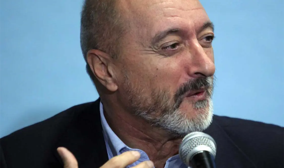 El escritor Arturo Pérez-Reverte habló de sus próximos lanzamientos. Cortesía