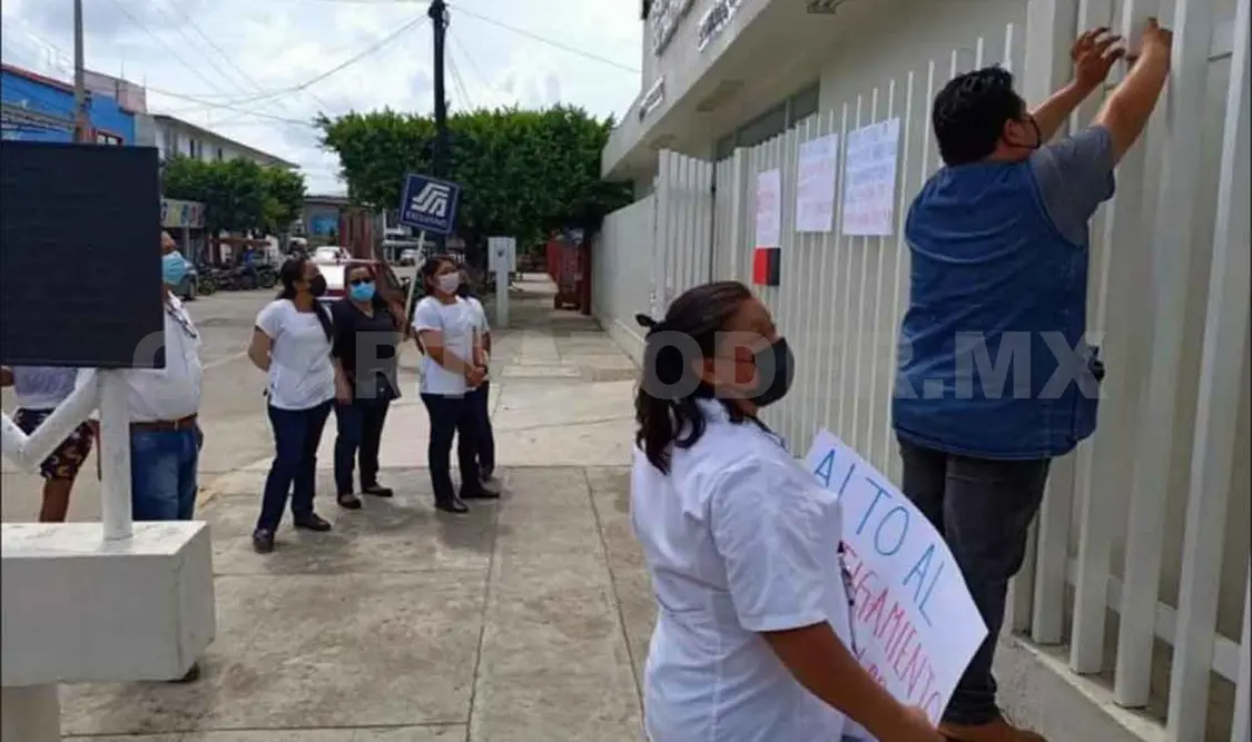 Piden trabajadores de salud no remover a director de clínica
