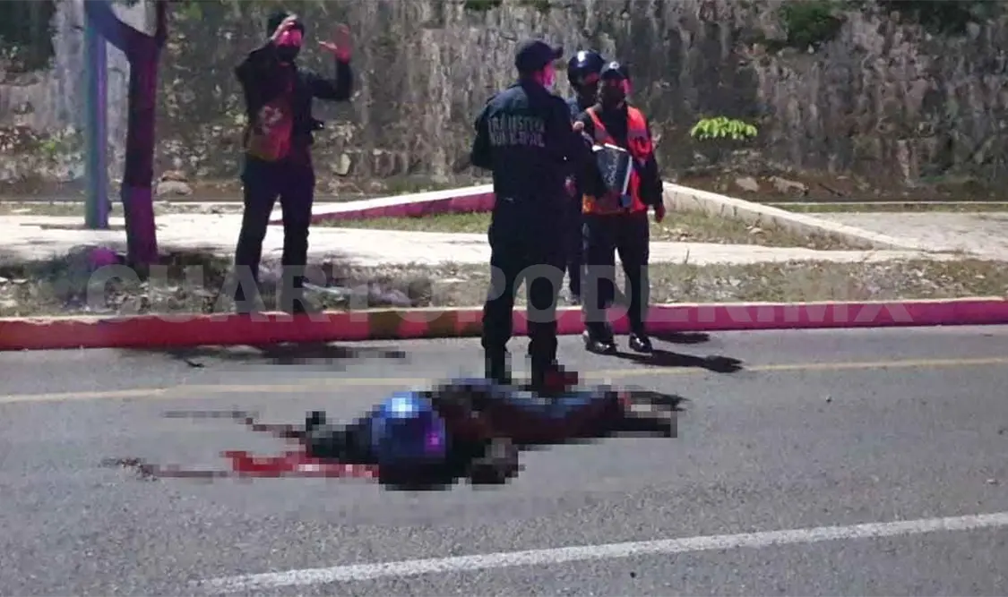Muere joven motociclista al caer sobre el pavimento