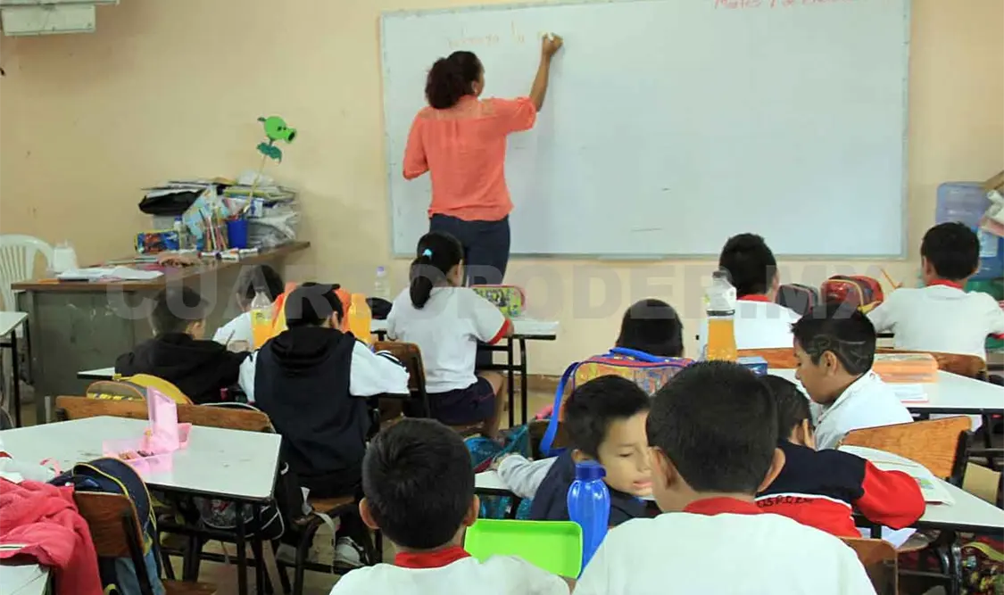 Docentes aportan al programa de libros de texto