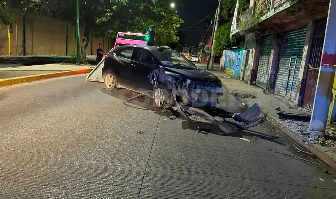 Pierde el control y se estrella en un poste