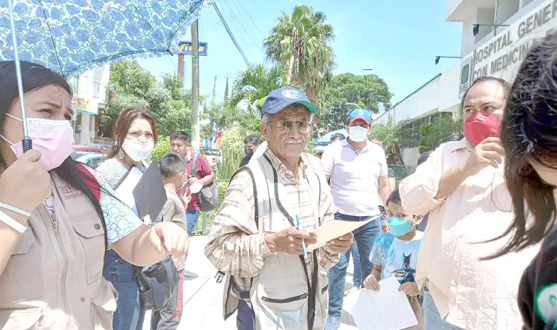 Decenas de padres reprocharon a las autoridades responsables que hubiera un “cruce de información”. Cortesía