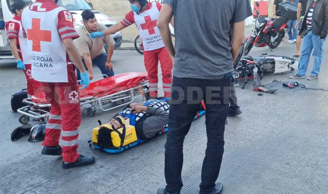 Con serias lesiones resultó el joven motociclista tras ser embestido por un vehículo desconocido, por lo que fue llevado a un hospital. Cortesía