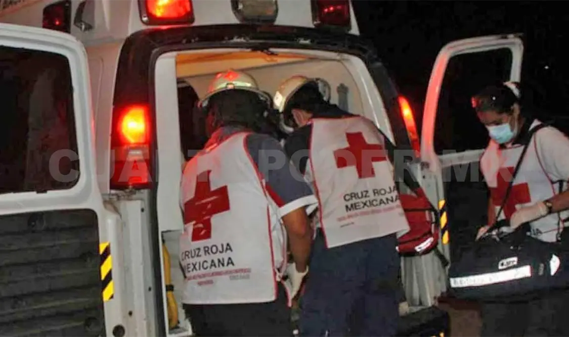 La mujer fue auxiliada por paramédicos de la Cruz Roja y la tuvieron que hospitalizar. Agencias