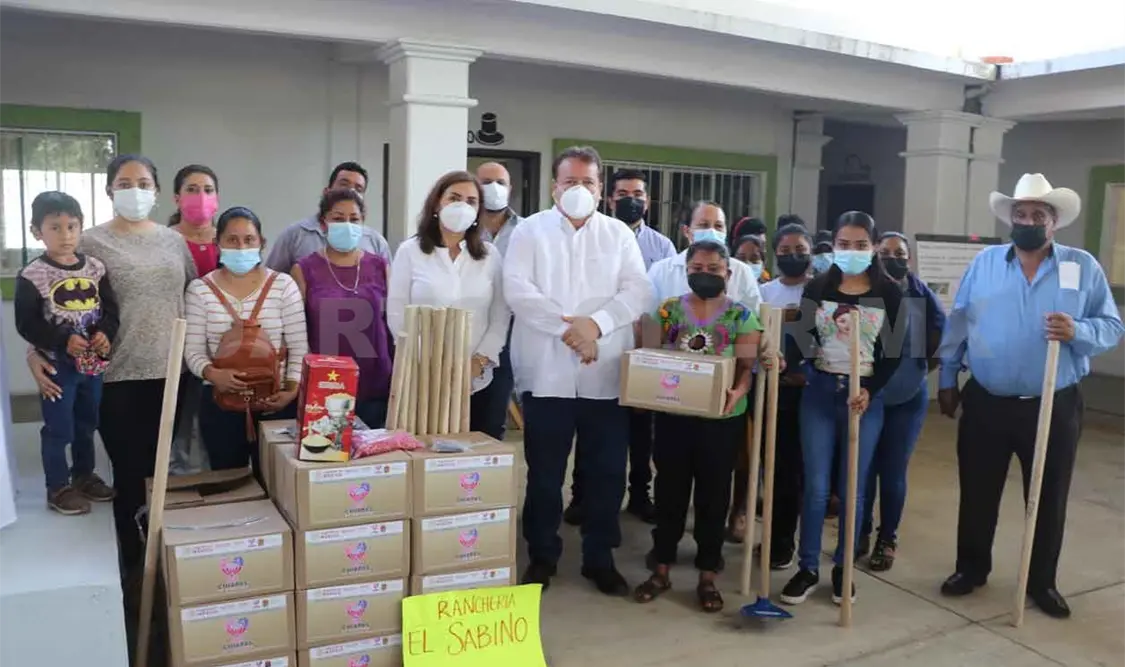 Entregan huertos comunitarios y enseres domésticos