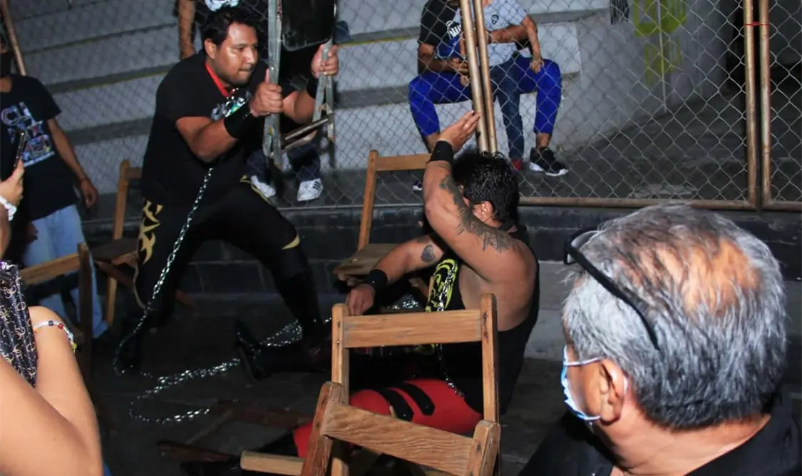 Del cuello fueron amarrados ambos luchadores, que protagonizaron la contienden más llamativa de la noche. Cortesía