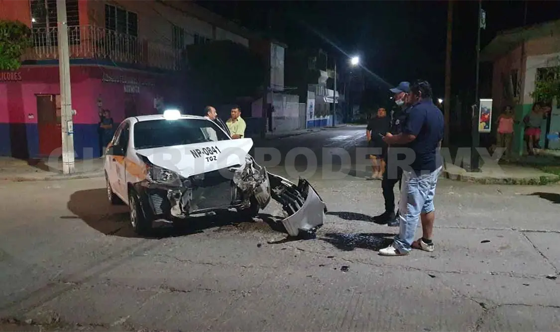 Camioneta colisiona a taxi y se da a la fuga