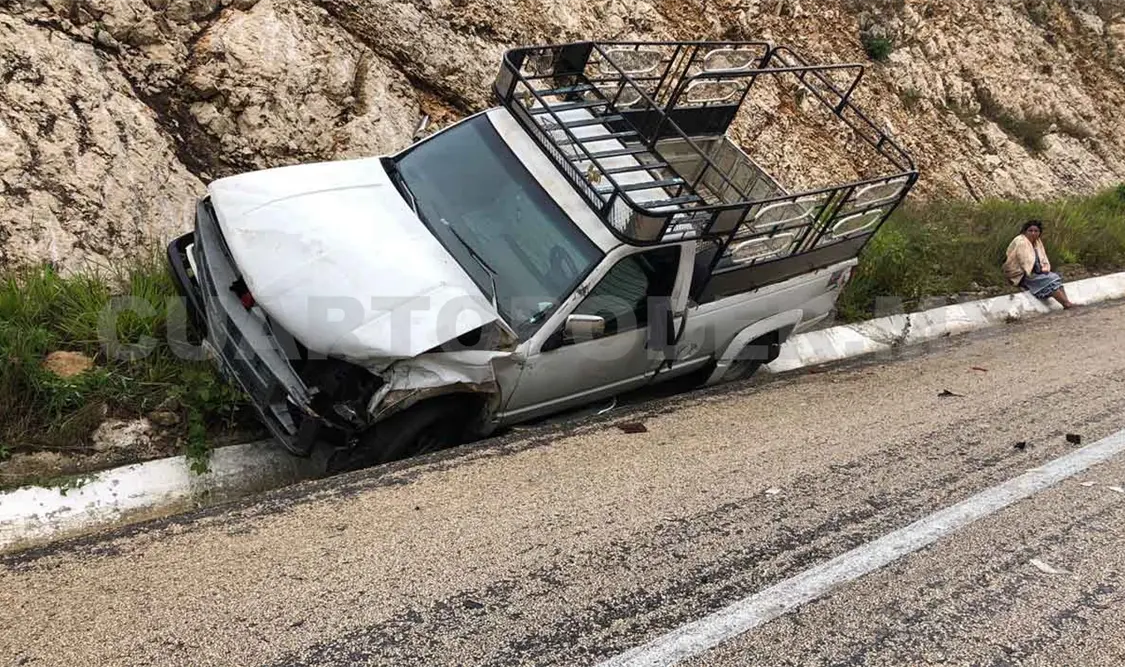 Invade carril y choca contra camioneta
