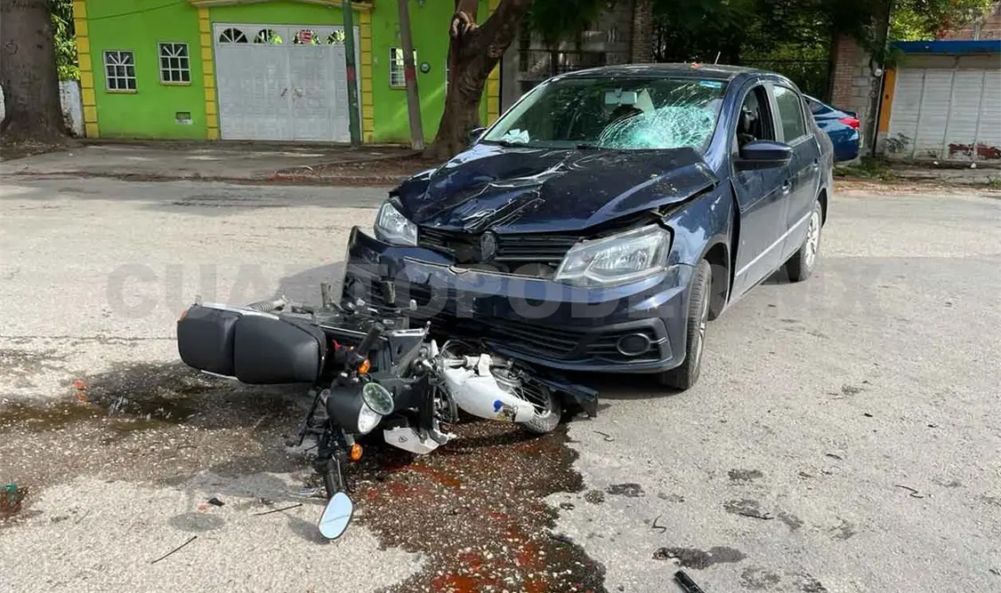 Lo colisiona automóvil y termina lesionado