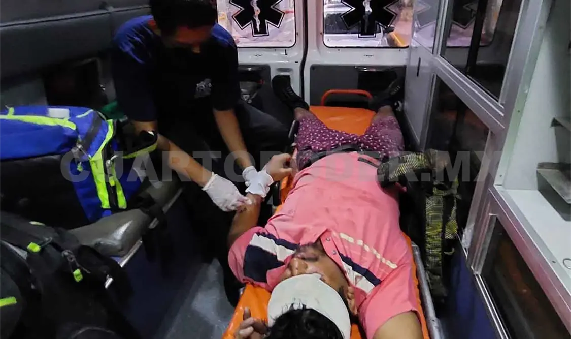 Derrapa motorista y queda malherido
