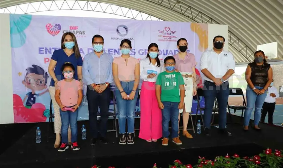 DIF entrega lentes para niñas y niños