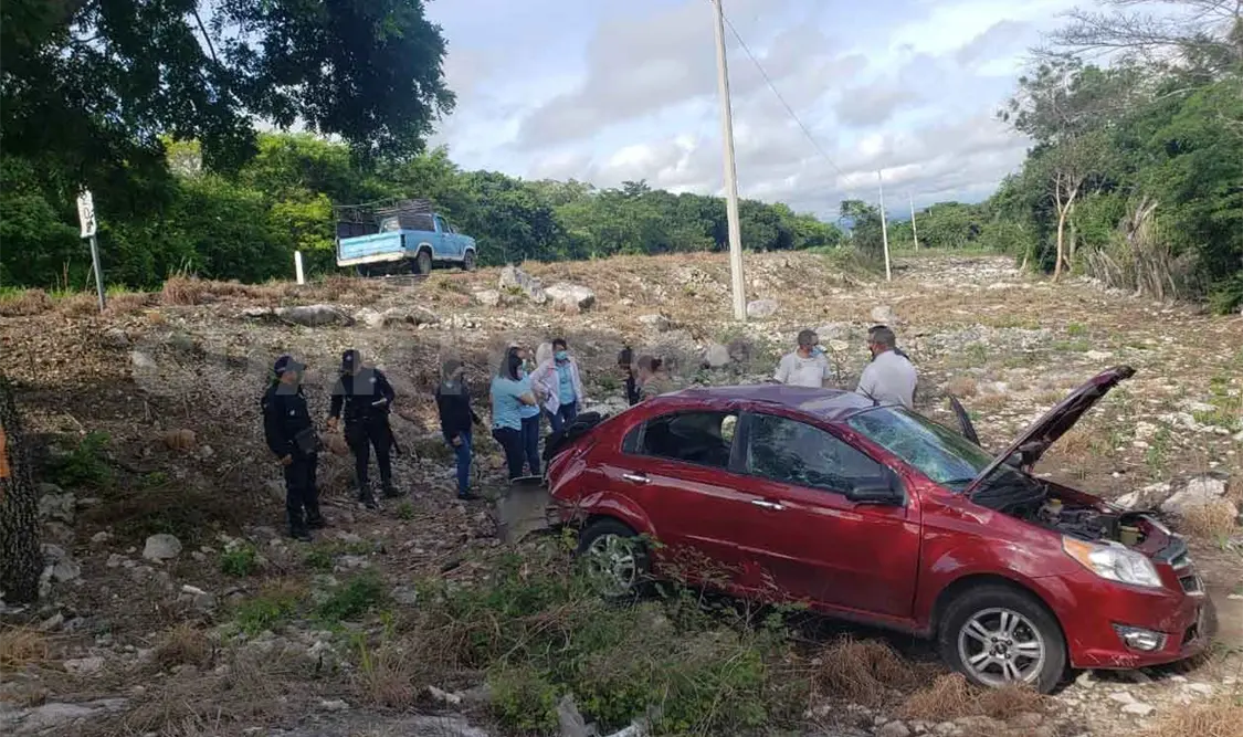 Cuatro heridos al sufrir aparatosa volcadura