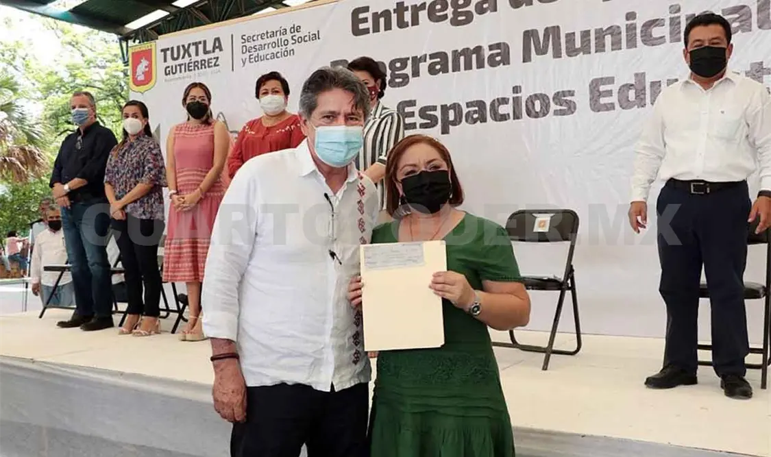 Beneficia Carlos Morales a escuelas con apoyos
