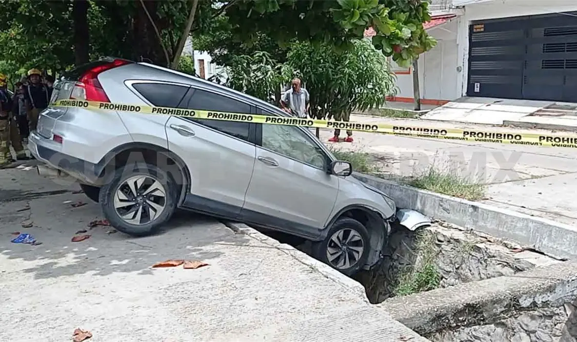 Camioneta cae en canal de aguas negras
