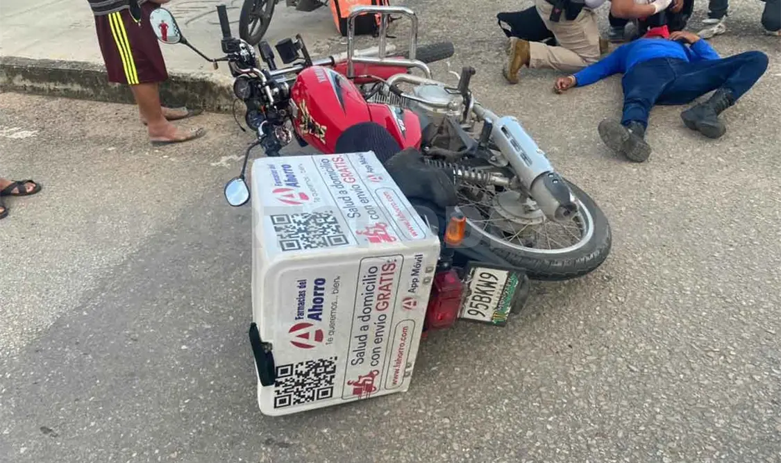 Impactan a motociclista y se fractura