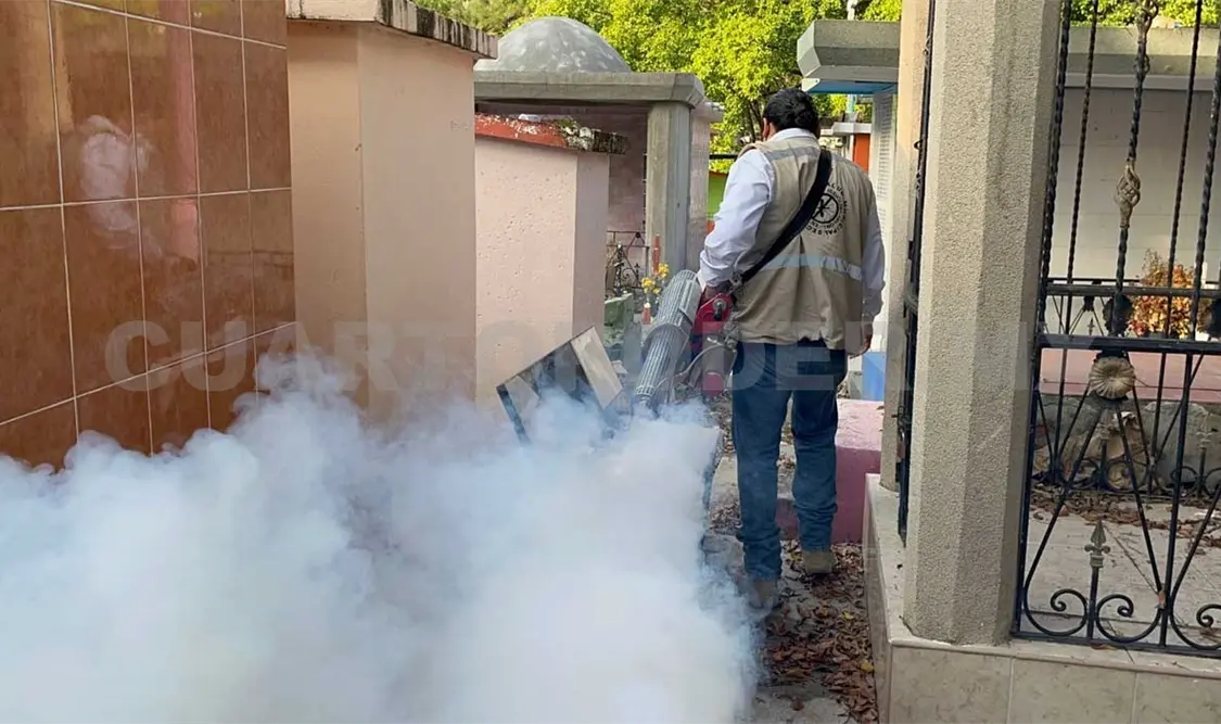 Fumigan panteones para evitar enfermedades