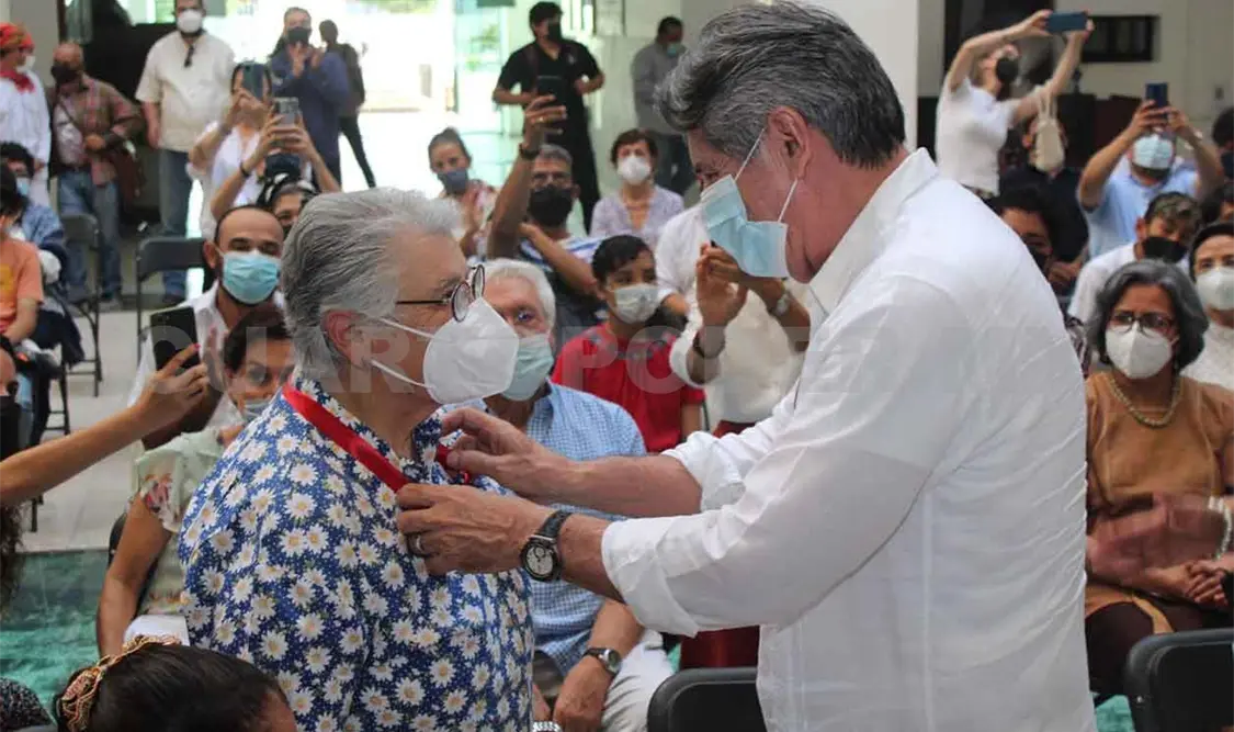 Dolores Aramoni recibe Medalla “Joaquín Miguel Gutiérrez”