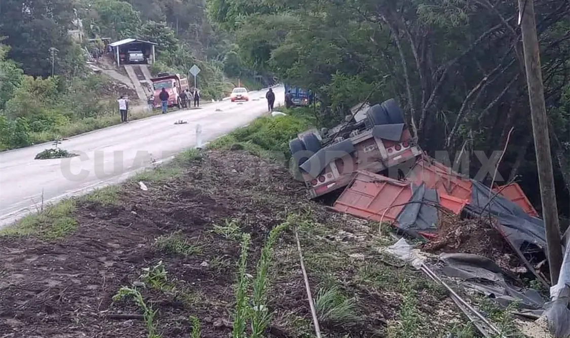 Vuelca camión que transportaba maíz