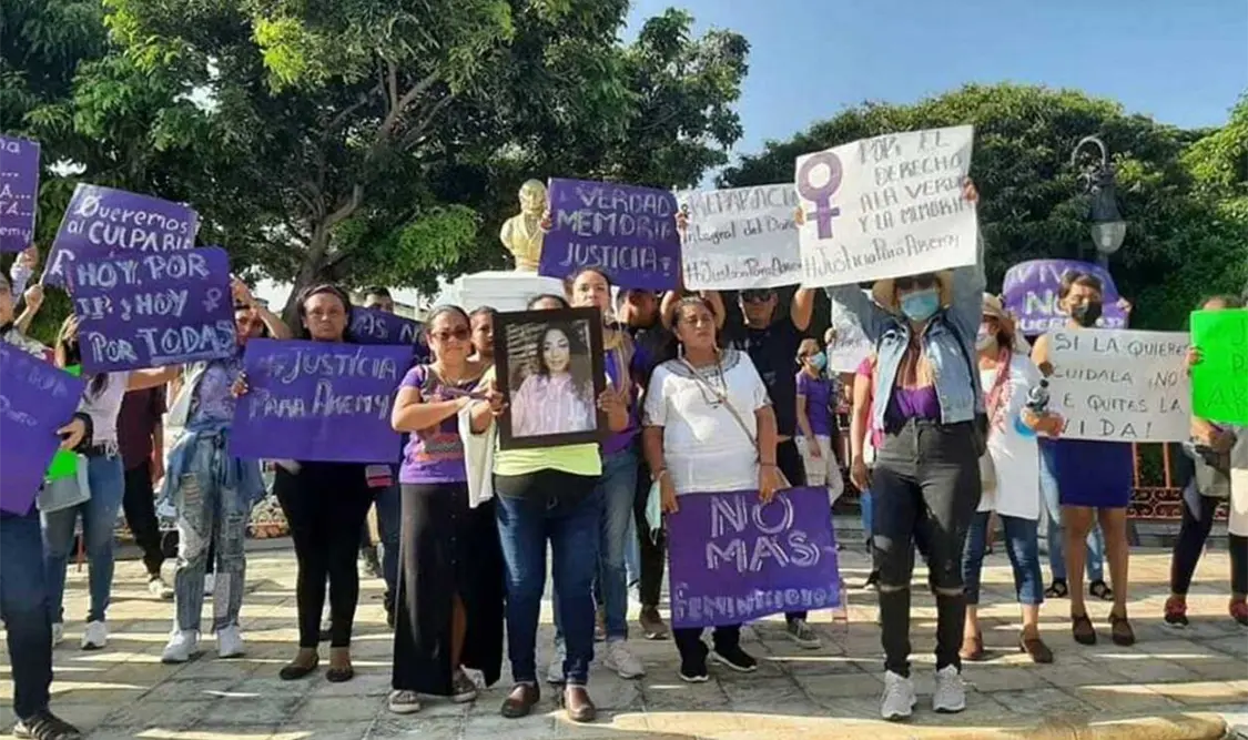 Integrantes de colectivos feministas se concentraron en la plaza pública para exigir justicia por el nuevo feminicidio. Cortesía
