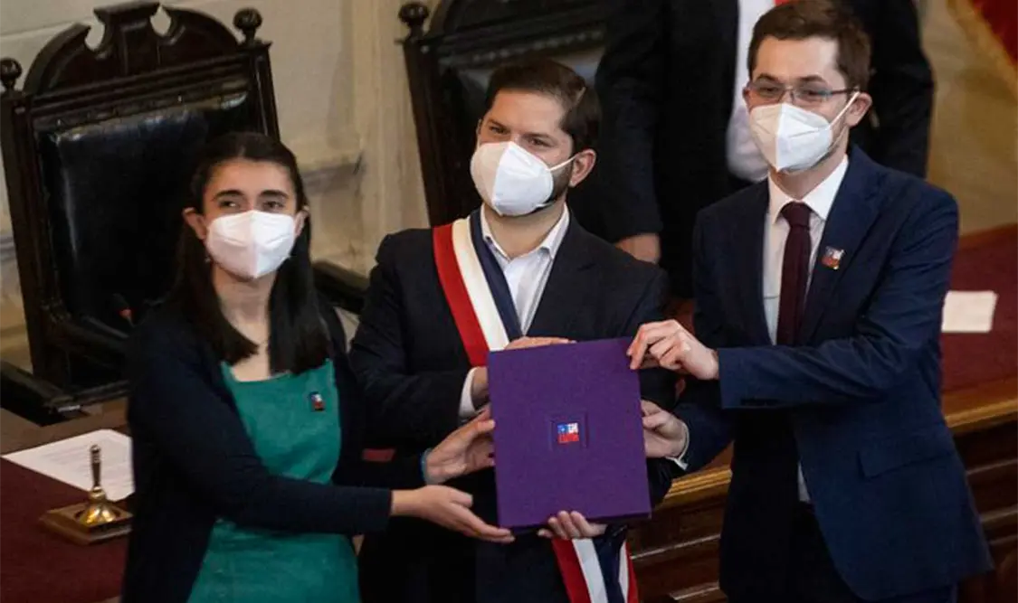 El presidente Gabriel Boric (centro) mostrando el texto final de la propuesta de nueva carta magna que será sometida a votación. Cortesía