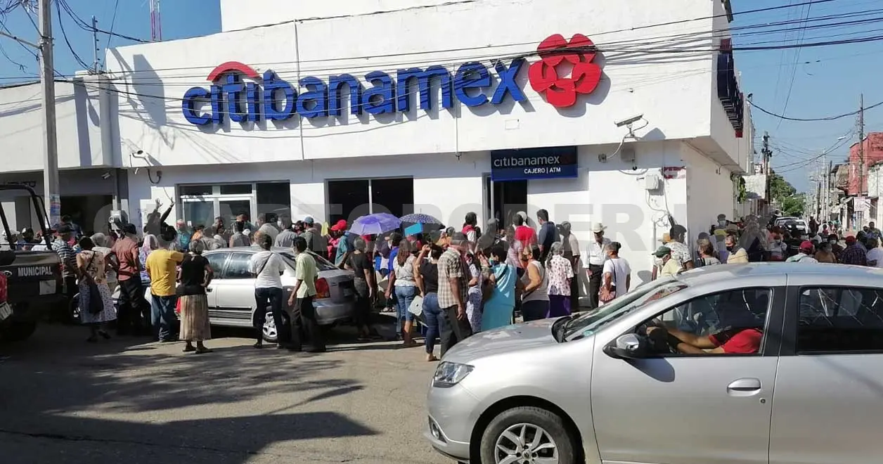 Una larga fila de ancianos se formó, pero fue en vano. Noel Vázquez / CP