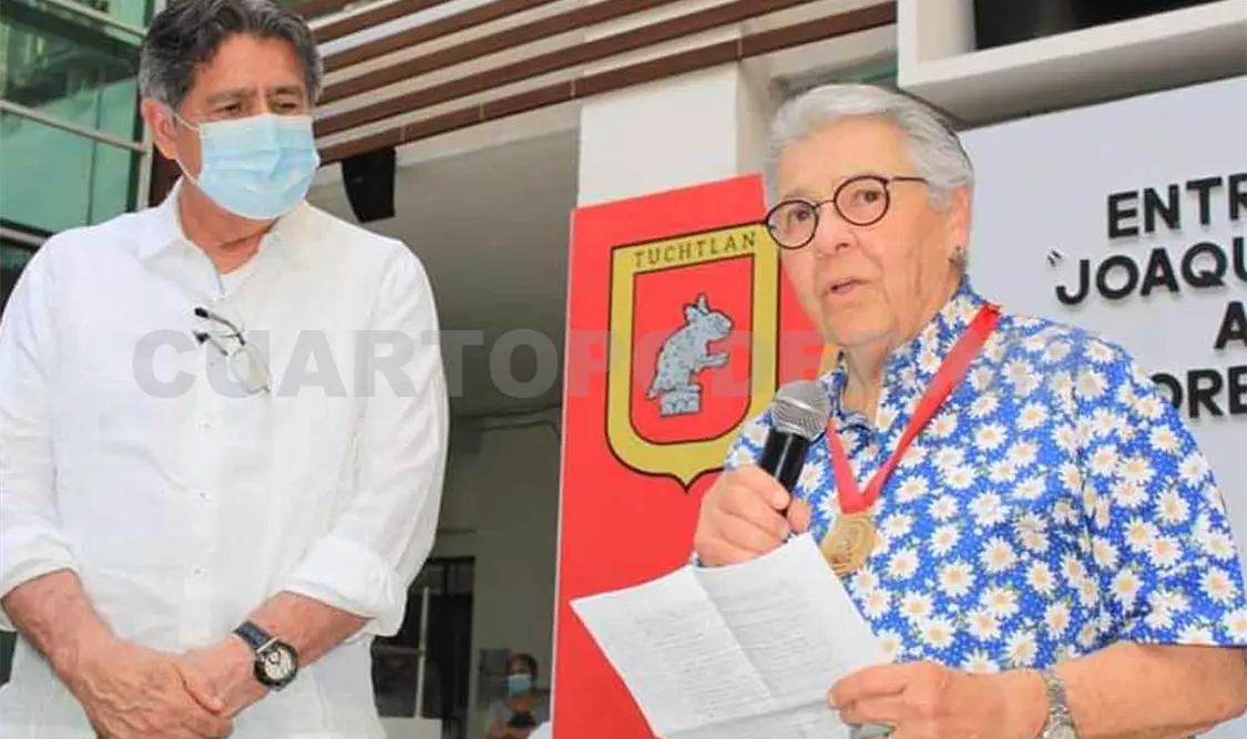 Roberto Fuentes, la moderadora del evento, el autor y Jorge Sánchez Flores. Cortesía