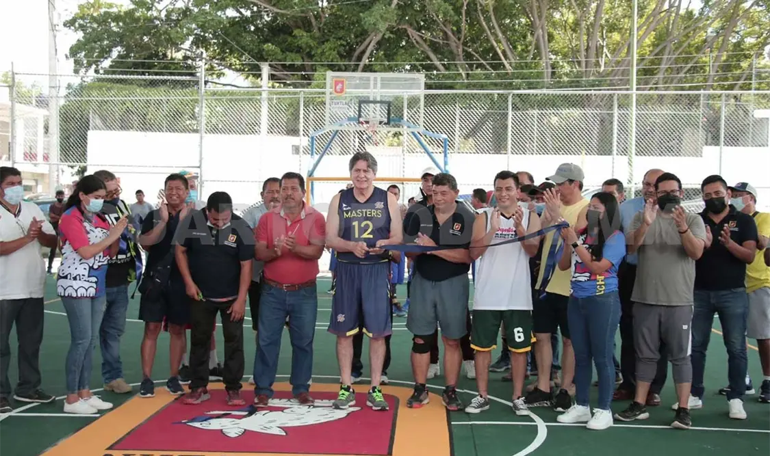 Inaugura Carlos Morales cancha de basquetbol