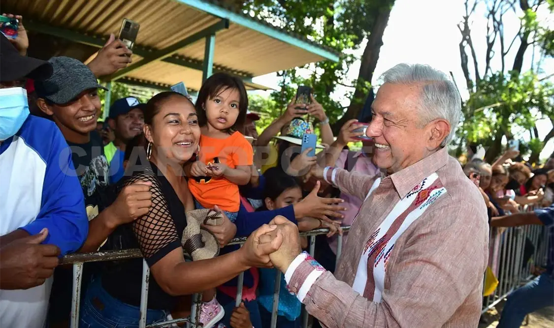 Promete AMLO construir universidad en Villa Corzo