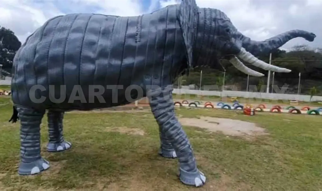 Incendian figura de un elefante en parque infantil