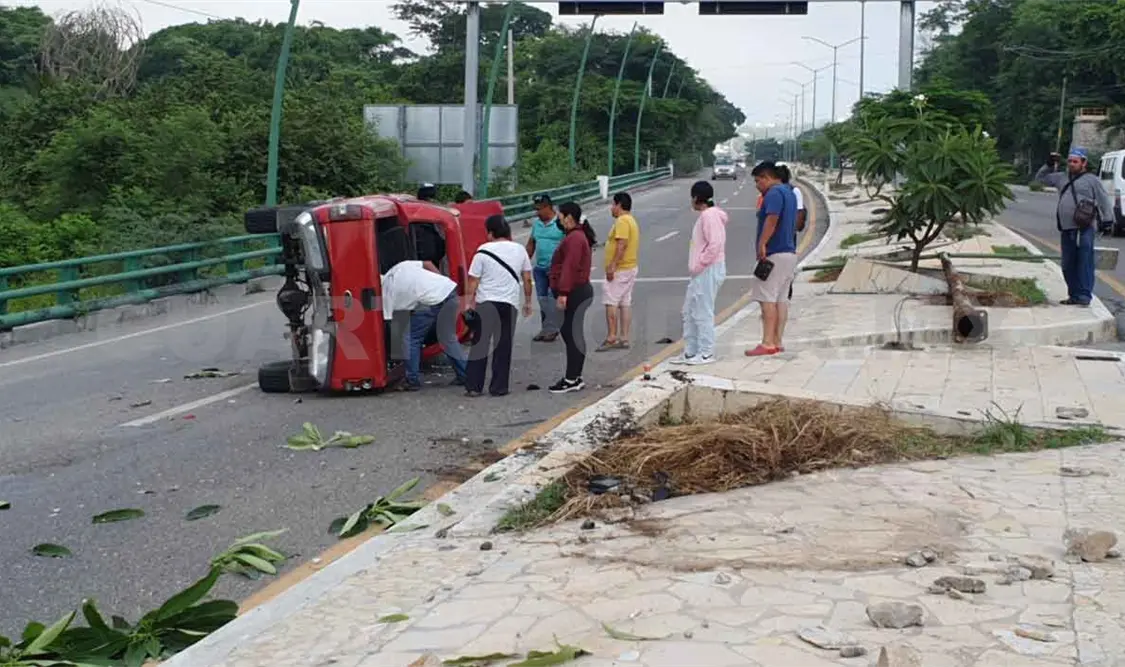 Vuelca camioneta frente a Cahuaré