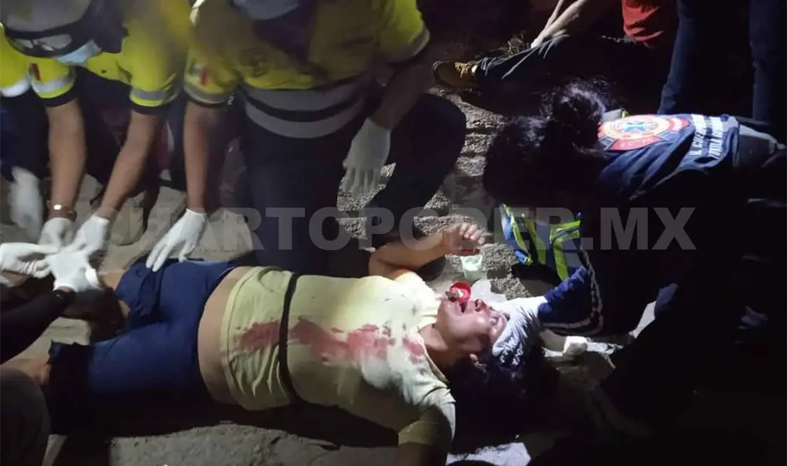 Se resbala y cae al fondo de un arroyo