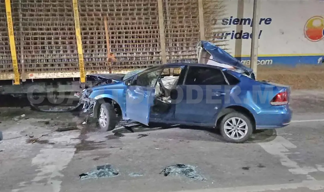 Copiloto de Tsuru muere en accidente; chofer huyó