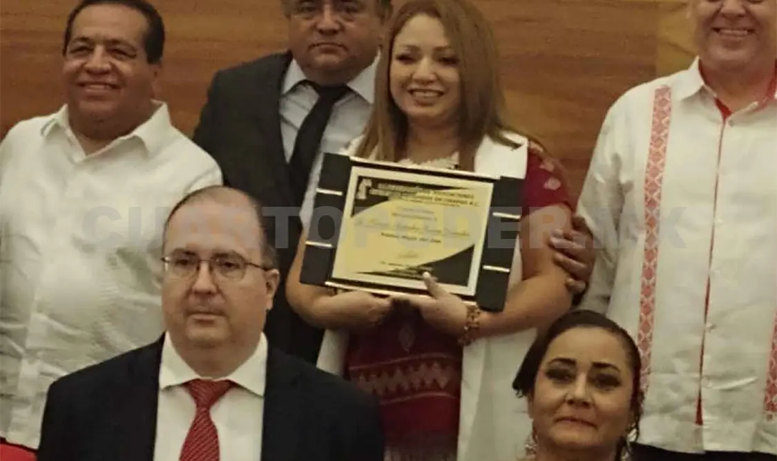 Otorgan distinción Mujer del Año en el Día del Abogado